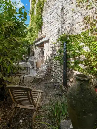 Leven tussen meer dan 1.200 jaar geschiedenis – Gerestaureerde kerk, Goudargues, Occitanie