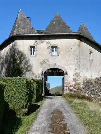Gedeeltelijk gerestaureerd kasteel in Corrèze, Nouvelle-Aquitaine, Nouvelle-Aquitaine
