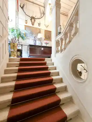 Middeleeuws kasteel met tuin, zwembad en panoramisch uitzicht, Pouzilhac, Occitanie