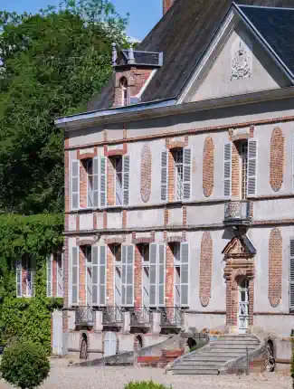 Kasteel in Lodewijk XIII-stijl met torens, park en kanaal bij Sens (Bourgondië), Sens, Bourgogne-Franche-Comté