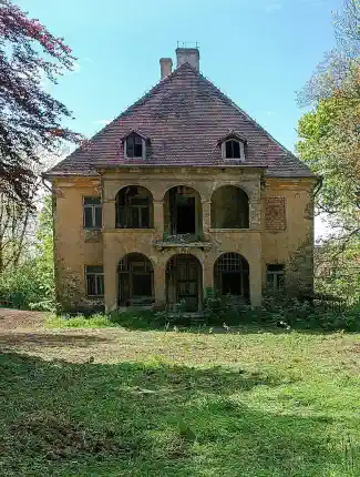 Landgoed met landhuis, bijgebouwen en park in de Pools-Duitse grensregio, Kostrzyna, Neder-Silezië